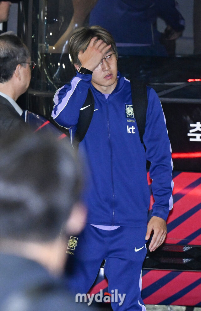 ▲ 그 누구보다 열심히 뛴 이강인이 축구팬에게 미안해 하고 있다.