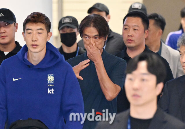 ▲ '홍명보 나가' 팬들의 목소리에 멋쩍은 듯 코를 만지는 홍명보.