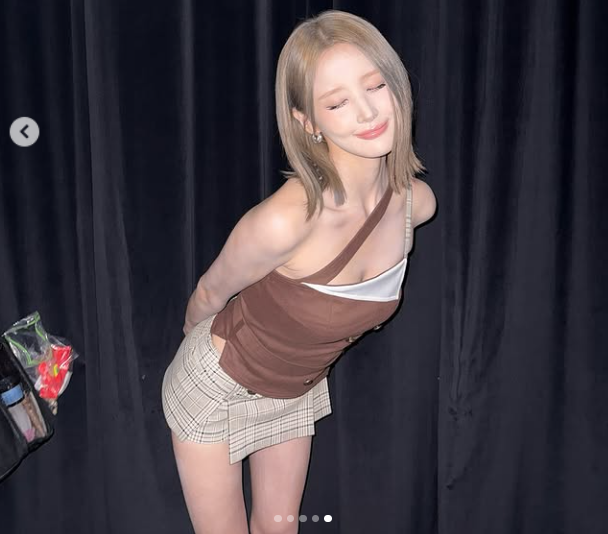 벨은 지난 27일 그룹 공식 SNS 계정에 "팬미팅 투어 끝"이라는 짤막한 글과 함께 대기실로 보이는 공간에서 촬영한 사진 여러 장을 업로드했다./벨 소셜미디어