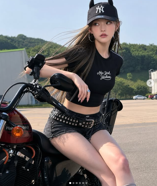 키스오프라이프 하늘은 넓은 야외 비행장을 배경으로 대형 바이크와 함께 한 편의 영화 같은 컷을 완성했다./하늘 소셜미디어