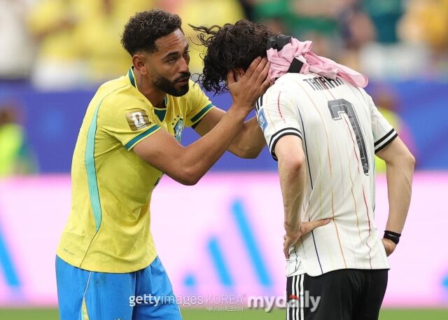 브라질이 30일 휴스턴 스타디움에서 열린 일본과의 2026 국제축구연맹(FIFA) 북중미 월드컵 32강전에서 2-1로 승리했다. 경기 종료 후 일본 선수를 위로하고 있는 마테우스 쿠냐(왼쪽)./게티이미지코리아
