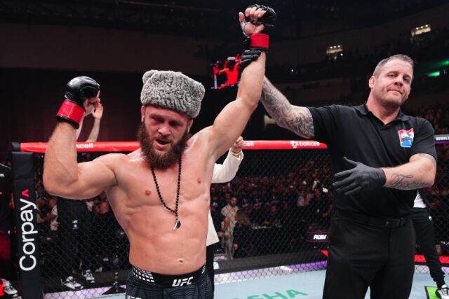 피지예프(왼쪽)가 28일 UFC 파이트 나이트에서 토레스를 꺾고 기뻐하고 있다. /UFC 제공