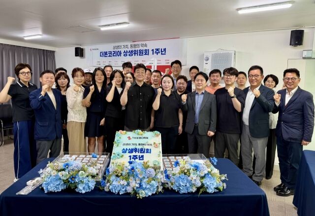 지난 29일 서울 서초구 더본코리아 별관 창업설명회장 회의실에서 상생위원회 출범 1주년 회의 후 백종원 대표(가운데)와 관계자들이 기념 촬영을 하고 있다. /더본코리아