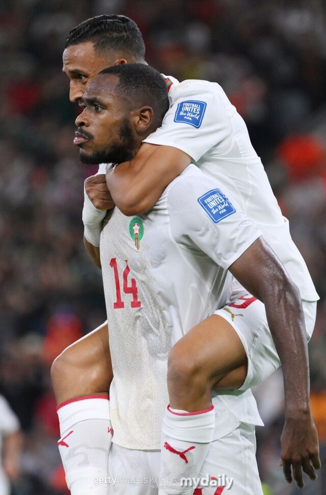 30일 멕시코 몬테레이 스타디움에서 열린 네덜란드와 모로코의 '2026 국제축구연맹(FIFA) 북중미 월드컵' 32강전. 모로코 이사 디오프(14번)가 동점골을 넣은 뒤 세레머니를 하고 있다./게티이미지코리아