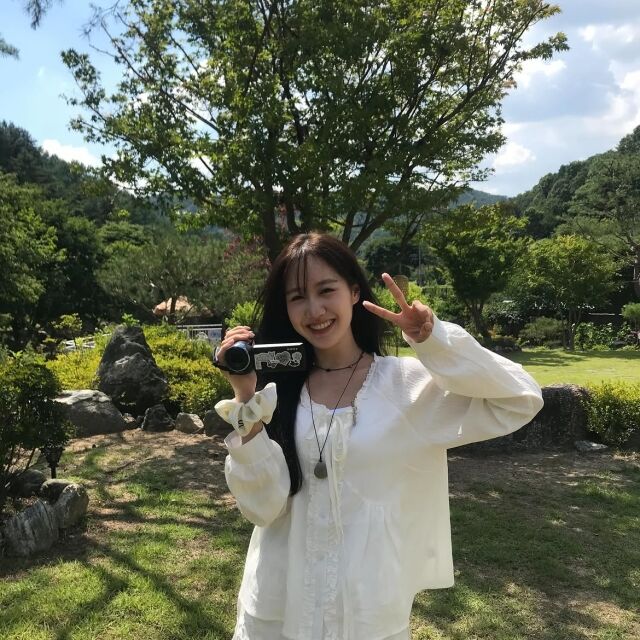 진지희가 한층 성숙해진 분위기의 근황을 공개하며 팬들의 시선을 사로잡았다. / 진지희 SNS