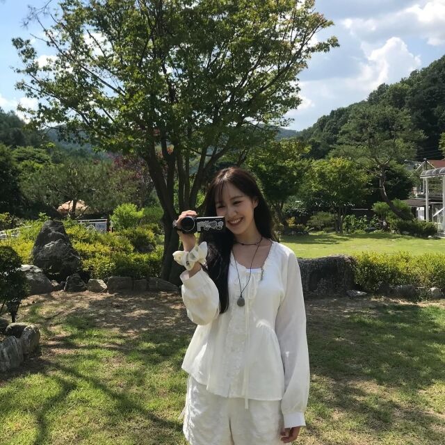 진지희가 한층 성숙해진 분위기의 근황을 공개하며 팬들의 시선을 사로잡았다. / 진지희 SNS