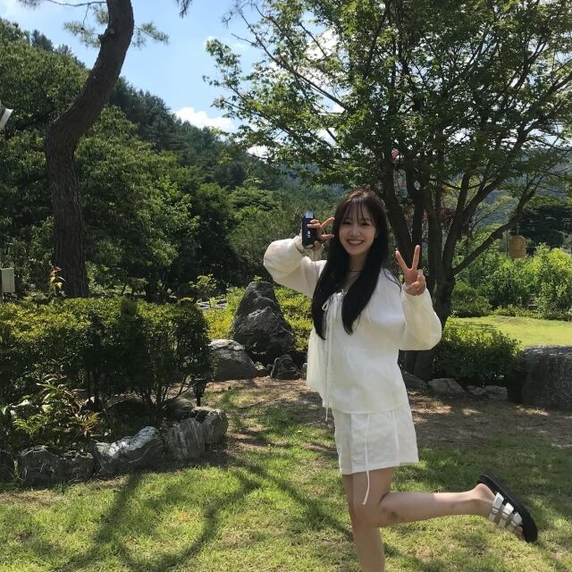 진지희가 한층 성숙해진 분위기의 근황을 공개하며 팬들의 시선을 사로잡았다. / 진지희 SNS