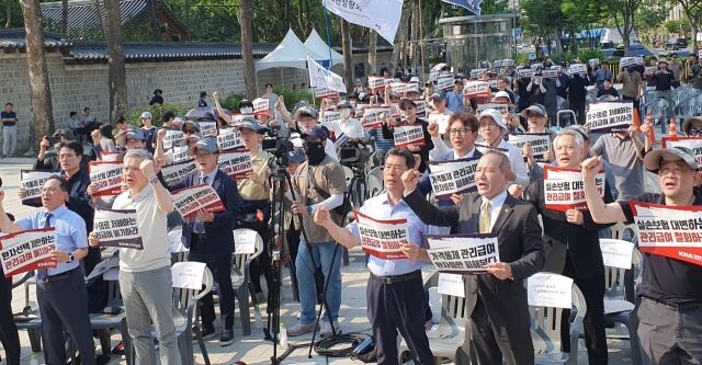 대한의사협회가 지난 28일 서울 중구 덕수궁 대한문 앞에서 도수치료 관리급여 전환에 반대하는 궐기대회를 개최했다. /대한의사협회
