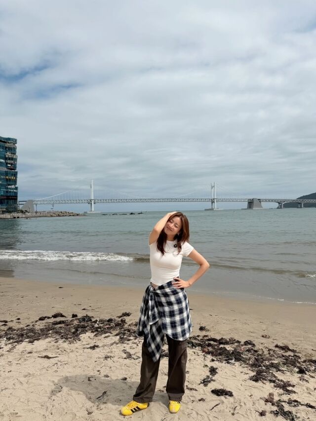 강소라가 부산 여행 중 여유로운 일상을 공개하며 팬들의 시선을 사로잡았다. / 강소라 SNS