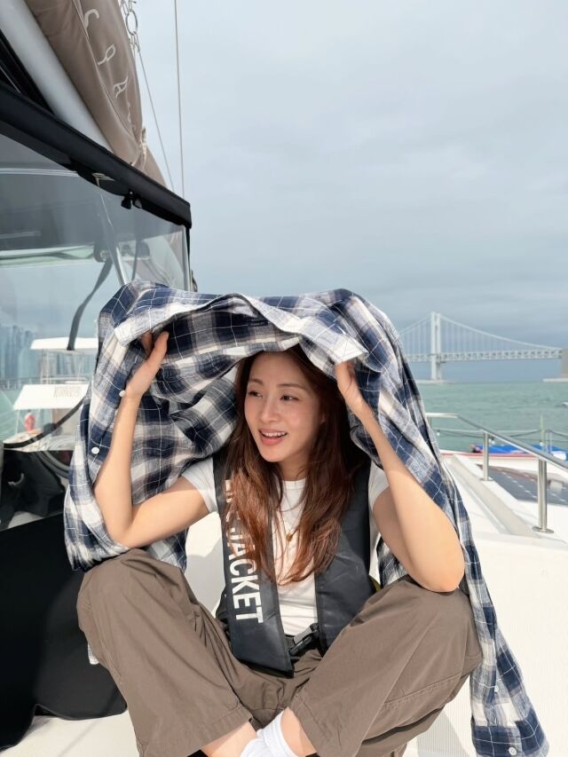 강소라가 부산 여행 중 여유로운 일상을 공개하며 팬들의 시선을 사로잡았다. / 강소라 SNS