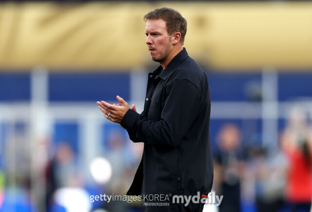 율리안 나겔스만 독일 축구대표팀 감독이 30일 보스턴 스타디움에서 열린 '2026 국제축구연맹(FIFA) 북중미 월드컵' 32강전 파라과이와의 경기에서 선수들에게 지시를 내리고 있다./게티이미지코리아
