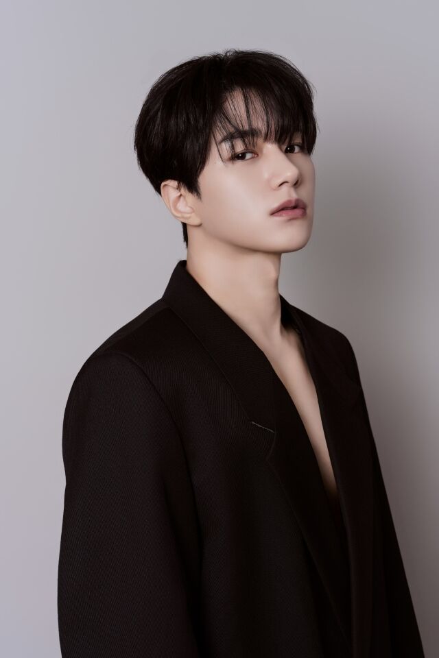 배우 김명수가 7월 1일 롯데전에서 시구한다./두산 베어스