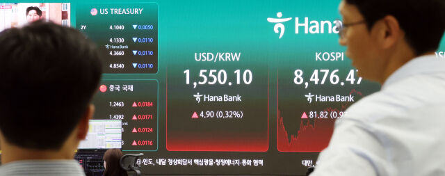 30일 오후 서울 중구 하나은행 딜링룸 전광판에 장중 원·달러 환율이 1550원을 넘어서고 있다. /뉴시스