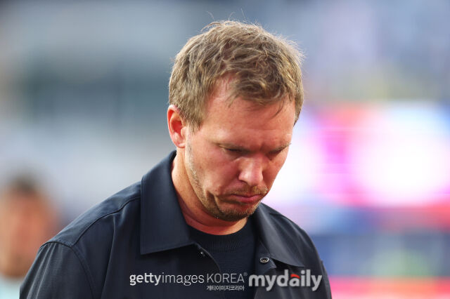 율리안 나겔스만 독일 축구 대표팀 감독이 6월 30일(한국시각) 미국 매사추세츠주 폭스버러의 보스턴 스타디움에서 열린 2026 국제축구연맹(FIFA) 북중미 월드컵 32강 파라과이와의 맞대결에서 1-1로 비긴 뒤 승부차기에서 3-4로 패배한 뒤 고개를 숙이고 있다. /게티이미지코리아