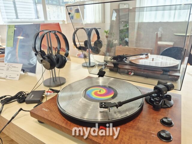 4층 휴식 공간에 마련된 LP 청음 공간. /방금숙 기자