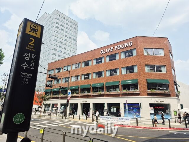 30일 서울 성수동 북성수에 문을 연 CJ올리브영의 체험형 매장 ‘올리브영 뷰티 맨션 성수’ 외관. /방금숙 기자