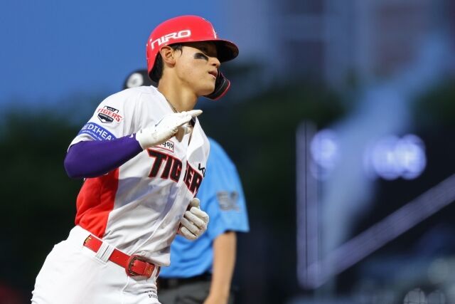 KIA 타이거즈 김도영이 30일 광주 KIA챔피언스필드에서 열린 SSG랜더스와의 홈 경기서 홈런을 치고 그라운드를 돌고 있다./KIA 타이거즈 제공