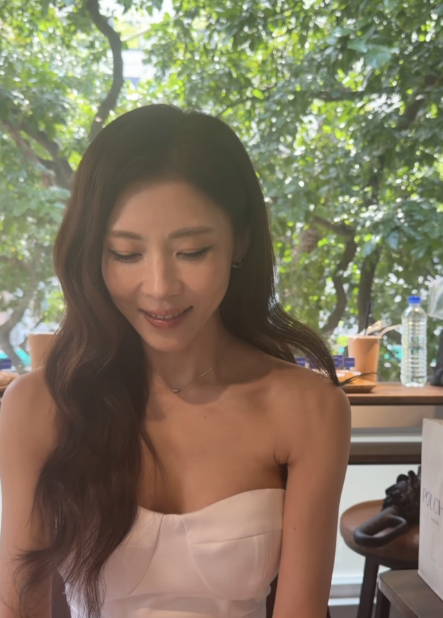 하지원이 변함없는 동안 미모를 뽐내며 근황을 전했다. / 하지원 SNS