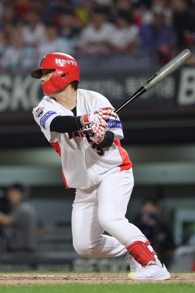 KIA 타이거즈 김선빈이 30일 광주 KIA챔피언스필드에서 열린 SSG 랜더스와의 홈 경기서 타격하고 있다./KIA 타이거즈 제공
