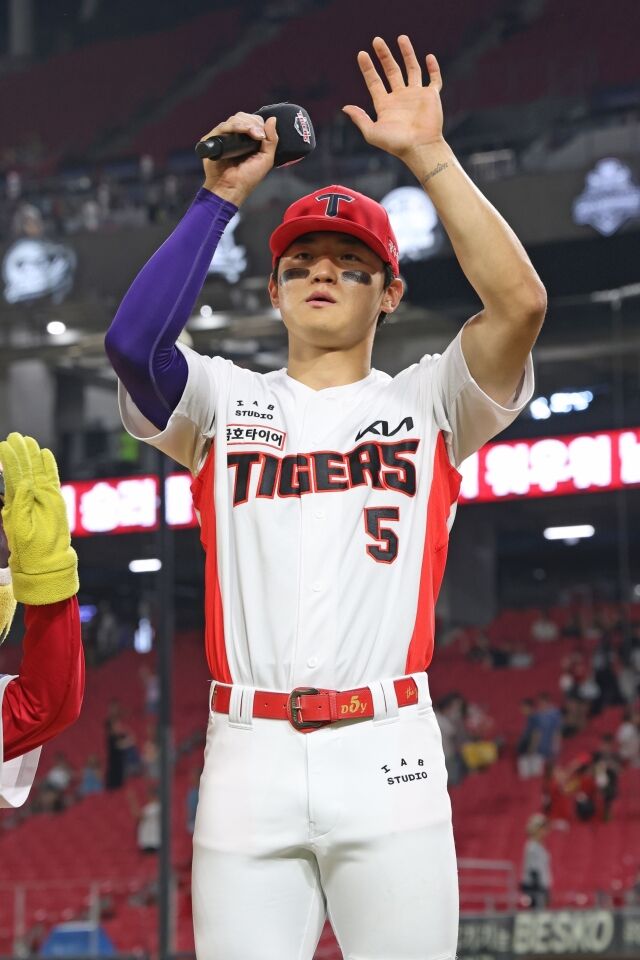 KIA 타이거즈 김도영이 30일 광주 KIA챔피언스필드에서 열린 SSG 랜더스와의 홈 경기 후 수훈선수 인터뷰를 하고 있다./KIA 타이거즈 제공