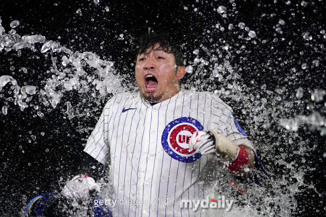 스즈키가 30일 샌디에이고와 경기 후 축하 얼음 세례를 받고 있다. /게티이미지코리아