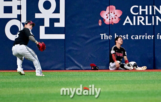 박해민이 간발의 차로 타구를 놓친 뒤 아쉬워하고 있다 / 고척 = 유진형 기자 zolong@mydaily.co.kr