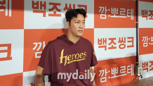 안우진이 6월 30일 서울 고척 스카이돔에서 취재진과 인터뷰를 하고 있다./고척=김경현 기자