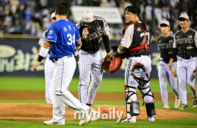 LG 리오스가 경기 후 삼성 최형우에게 리스펙하고 있다 / 잠실 = 유진형 기자 zolong@mydaily.co.kr