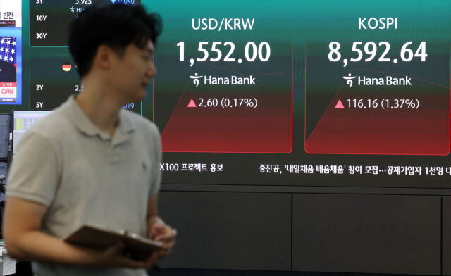 1일 오전 서울 중구 하나은행 딜링룸 전광판에 지수가 표시되고 있다. /뉴시스