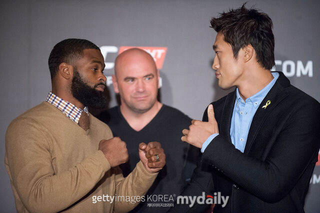 2014년 8월 맞대결을 앞두고 페이스오프 하는 김동현(오른쪽)과 우들리(왼쪽). /게티이미지코리아