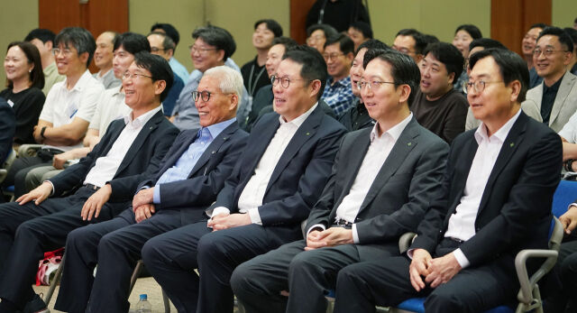 김규영 HS효성 회장(앞줄 왼쪽부터 두 번째), 조현상 HS효성 부회장(앞줄 왼쪽부터 세 번째)을 비롯한 경영진들과 임직원들이 HS효성 창립 2주년 행사에 참석했다. /HS효성