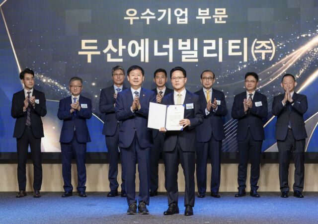 1일 열린 ‘한국수출입은행 창립 50주년 기념식’에서 두산에너빌리티 박상현 사장(앞줄 오른쪽)이 구윤철 경제부총리(앞줄 왼쪽)로부터 표창을 받고 기념촬영을 하고 있다. /두산에너빌리티