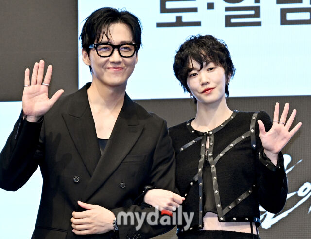 배우 남궁민과 이설이 1일 오후 서울 신도림 더세인트에서 진행된 KBS 2TV 새 토일드라마 '결혼의 완성' (극본 정재하, 연출 김정현 김민태) 제작발표회에서 포토타임을 갖고 있다. / 송일섭 기자 andlyu@mydaily.co.kr