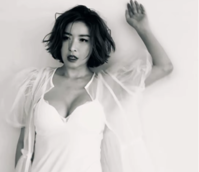 대만 배우 겸 가수 샤론 슈는 최근 개인 SNS를 통해 다채로운 의상을 소화하며 화보 촬영에 몰두하고 있는 현장 영상을 게재하며 공식적인 활동 재개를 선언했다./샤론 슈 소셜미디어