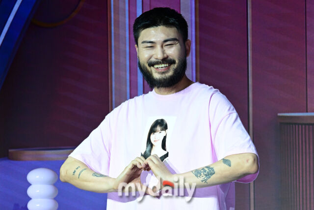 강한타 티셔츠를 직접 제작한 카더라든이 하트를 만들며 포즈를 취하고 있다.