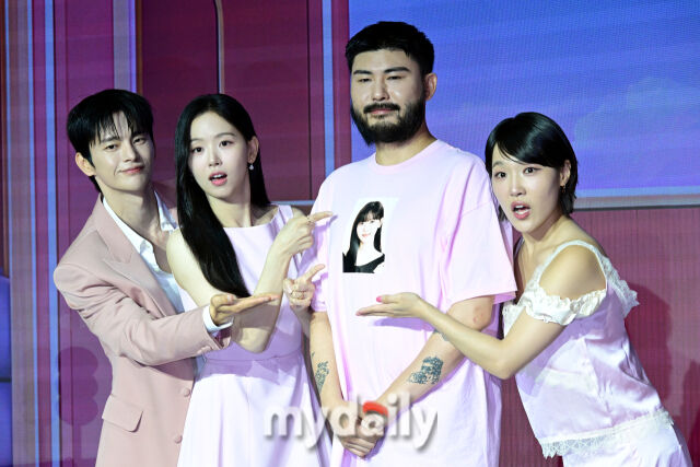 왼쪽부터 서인국, 강한나, 카더가든, 이은지가 포즈를 취하고 있다.