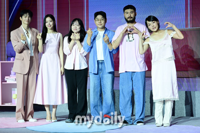 왼쪽부터 서인국, 강하나,김노은 PD, 원승재 PD 이은지, 카더가든