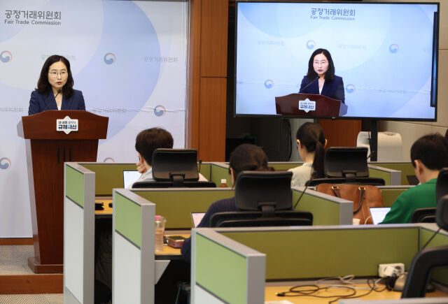 정희은 공정거래위원회 시장감시국장이 1일 오전 세종시 정부세종청사에서 구글 앱마켓 관련 시장지배적 지위 남용 행위 사건 심의 절차 개시 브리핑을 하고 있다. /뉴시스