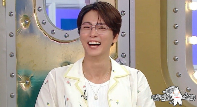 윤시윤은 “깔끔함에 집착하는 것이 아니라 더러운 것을 깨끗하게 청소하는 행위를 좋아하는 것”이라며 자신만의 확고한 청소 철학을 피력한다./MBC ‘라디오스타’