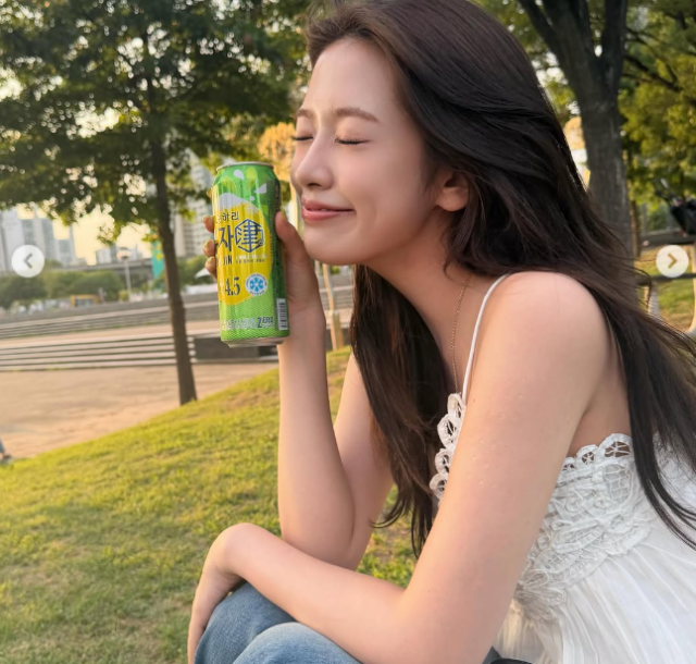 安宥真，即使闭着眼睛也这么漂亮？……“酒窝仙女”喝着啤酒