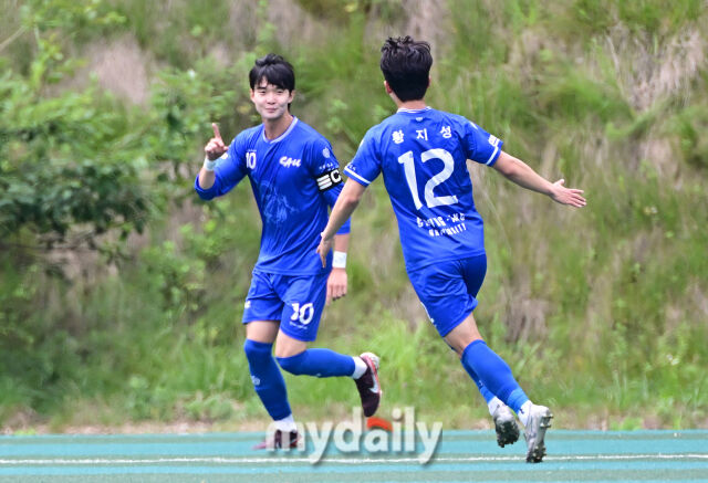 2026년 7월 2일 오전 강원도 태백시 강원관광대학교에서 열린 '제62회 추계대학축구연맹전' 중앙대학교와 광주대학교의 경기.<br><br>중앙대학교 최준서(10번)가 전반 선제골을 넣은 뒤 기뻐하고 있다./태백=유진형 기자
