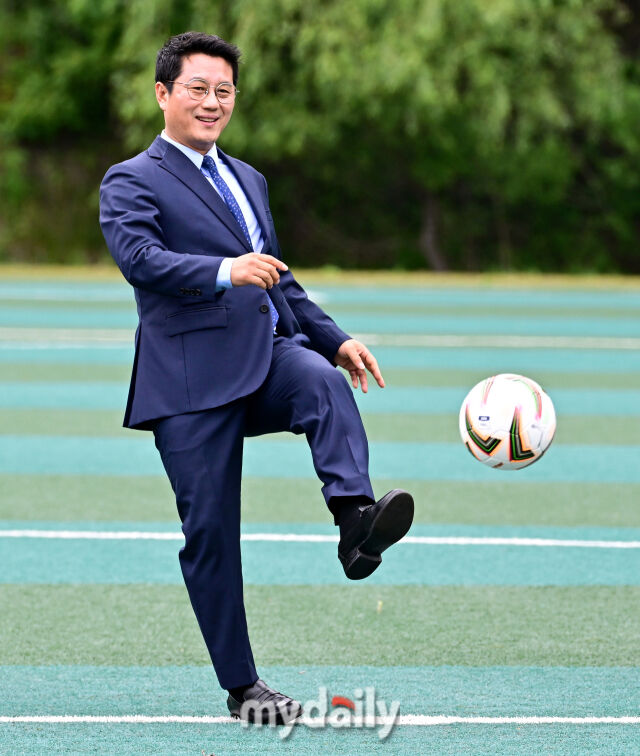 2026년 7월 2일 오전 강원도 태백시 강원관광대학교에서 열린 '제62회 추계대학축구연맹전' 중앙대학교와 광주대학교의 경기.<br><br>박한동 한국대학축구연맹 회장이 시축하고 있다./태백=유진형 기자