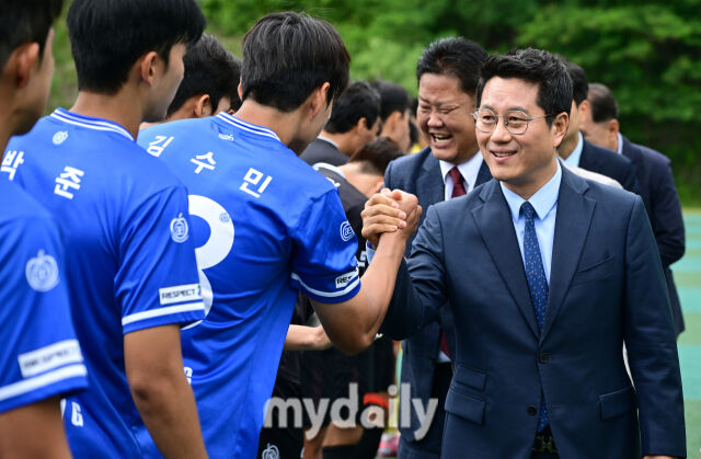 2026년 7월 2일 오전 강원도 태백시 강원관광대학교에서 열린 '제62회 추계대학축구연맹전' 중앙대학교와 광주대학교의 경기.<br><br>박한동 한국대학축구연맹 회장이 선수들을 격려하고 있다./태백=유진형 기자