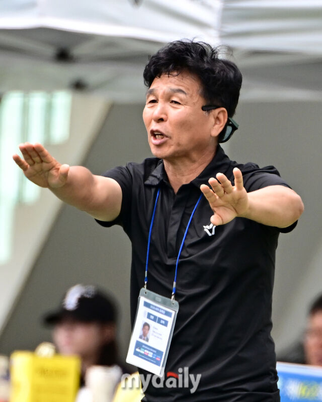 2026년 7월 2일 오전 강원도 태백시 강원관광대학교에서 열린 '제62회 추계대학축구연맹전' 중앙대학교와 광주대학교의 경기.<br><br>중앙대학교 오해종 감독이 작전 지시를 하고 있다./태백=유진형 기자