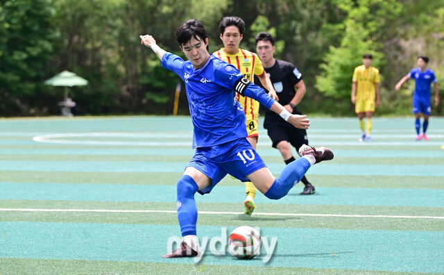 2026년 7월 2일 오전 강원도 태백시 강원관광대학교에서 열린 '제62회 추계대학축구연맹전' 중앙대학교와 광주대학교의 경기.<br><br>중앙대학교 최준서가 슈팅을 하고 있다./태백=유진형 기자
