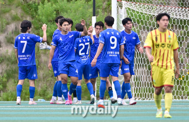2026년 7월 2일 오전 강원도 태백시 강원관광대학교에서 열린 '제62회 추계대학축구연맹전' 중앙대학교와 광주대학교의 경기.<br><br>중앙대학교가 2-0으로 승리한 뒤 기뻐하고 있다./태백=유진형 기자