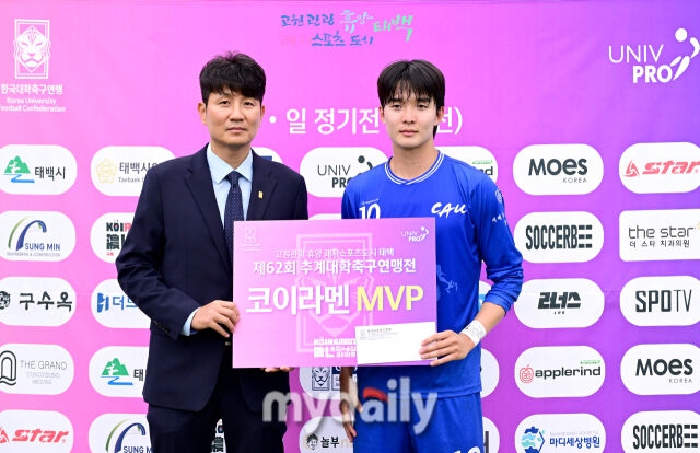 2026년 7월 2일 오전 강원도 태백시 강원관광대학교에서 열린 '제62회 추계대학축구연맹전' 중앙대학교와 광주대학교의 경기.<br><br>중앙대학교 최준서(오른쪽)가 2-0으로 승리한 뒤 박준호 한국대학축구연맹 부회장으로부터 MVP를 수상하고 있다./태백=유진형 기자