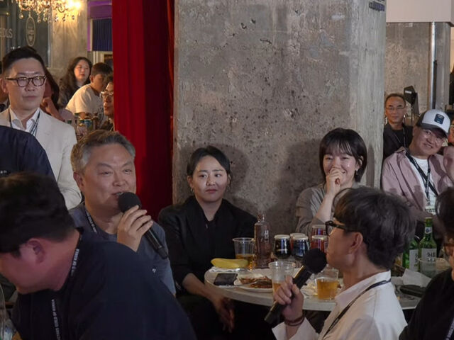 문근영과 임수정이 나란히 앉아 이야기를 듣고 있다. / 유튜브 'DGK한국영화감독조합'