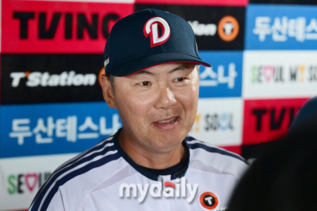 2일 서울 잠실야구장에서 열린 '2026 신한 SOL KBO리그' 롯데 자이언츠와 두산 베어스 경기. 두산 김원형 감독이 경기 전 인터뷰를 하고 있다./마이데일리