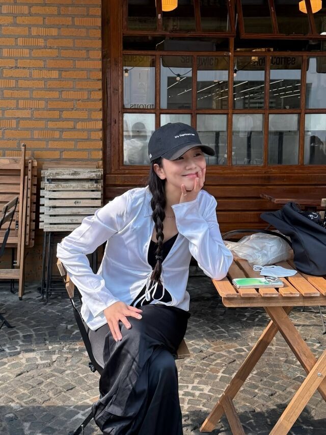 지수가 여유로운 일상을 공개하며 팬들의 시선을 사로잡았다. / 지수 SNS